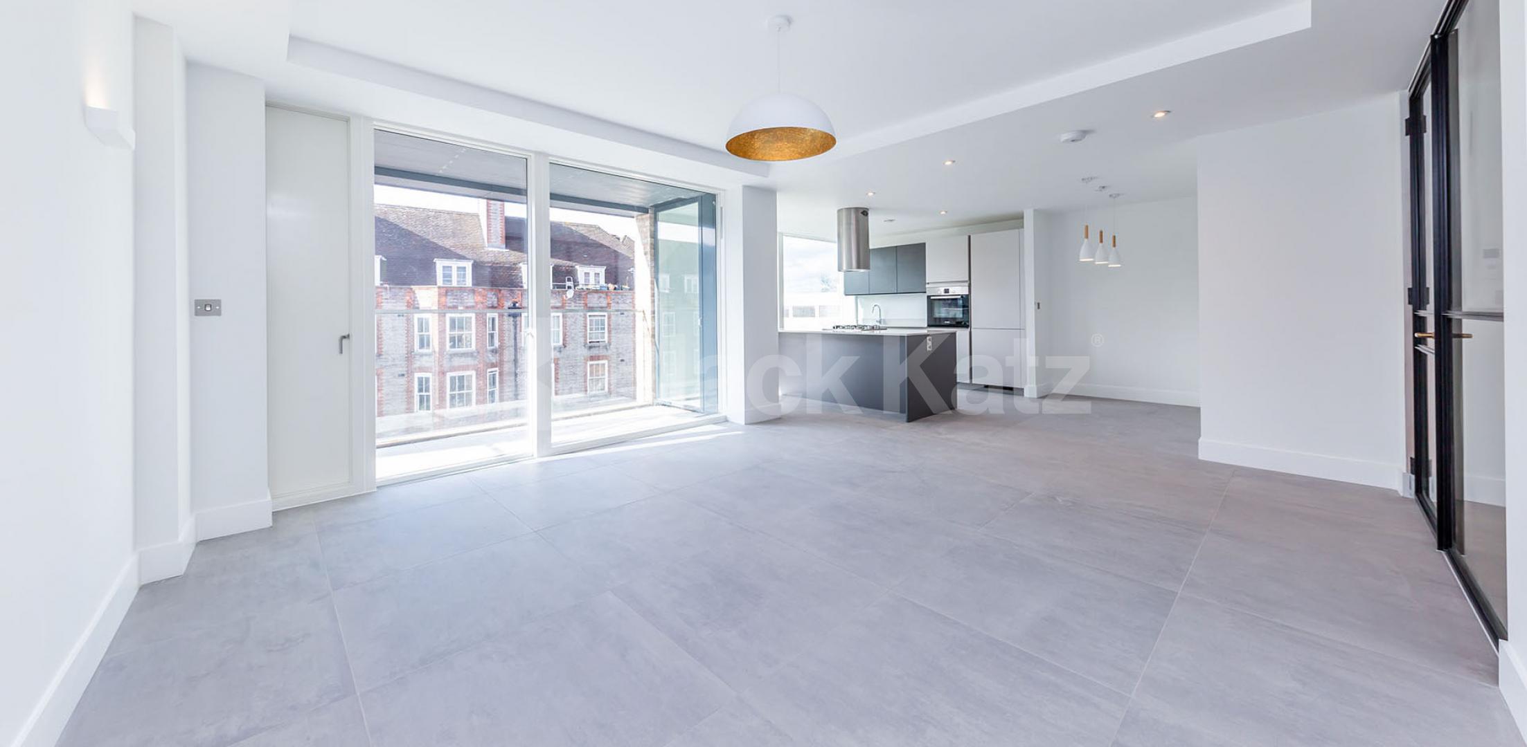 Luxury 3 bed two bath with balcony in a private development in Camden.  Cliff Villas, Camden 